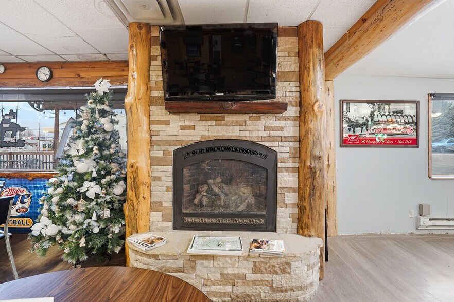 More Photos Of 1401 Laurel St, Whitewood Restaurant For Sale