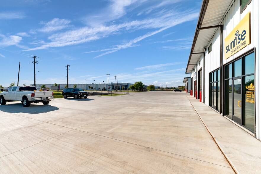 More Photos Of 13015 Harmon Rd, Fort Worth Light Distribution For Lease