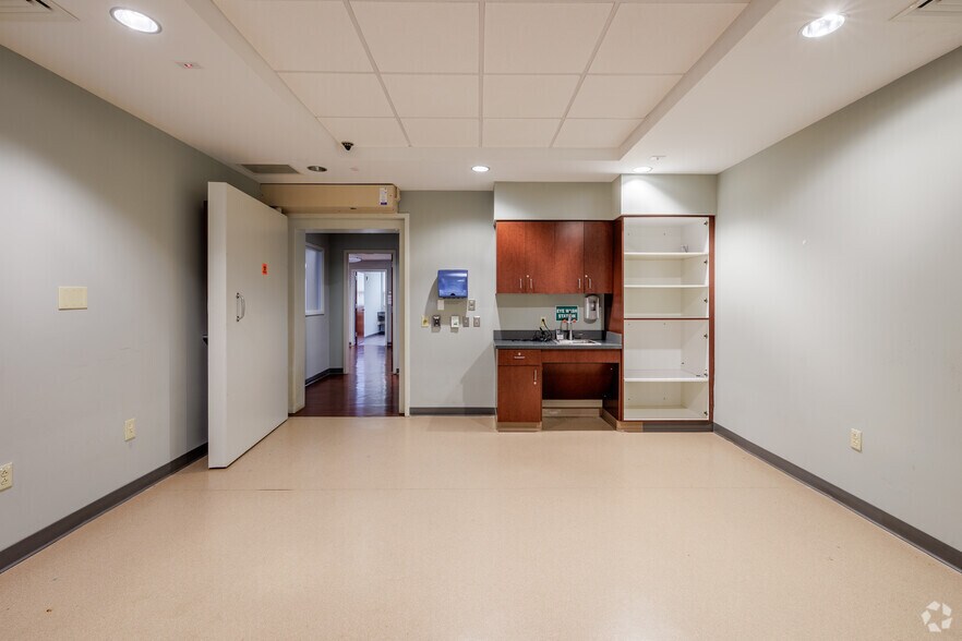 More Photos Of 20 Woodridge Ave, Hackensack Medical For Lease
