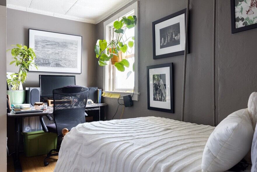 More Photos Of 43 N Front St, Kingston Restaurant For Sale