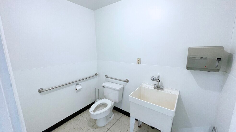 More Photos Of 1353-1363 Inyokern Rd, Ridgecrest Showroom For Lease