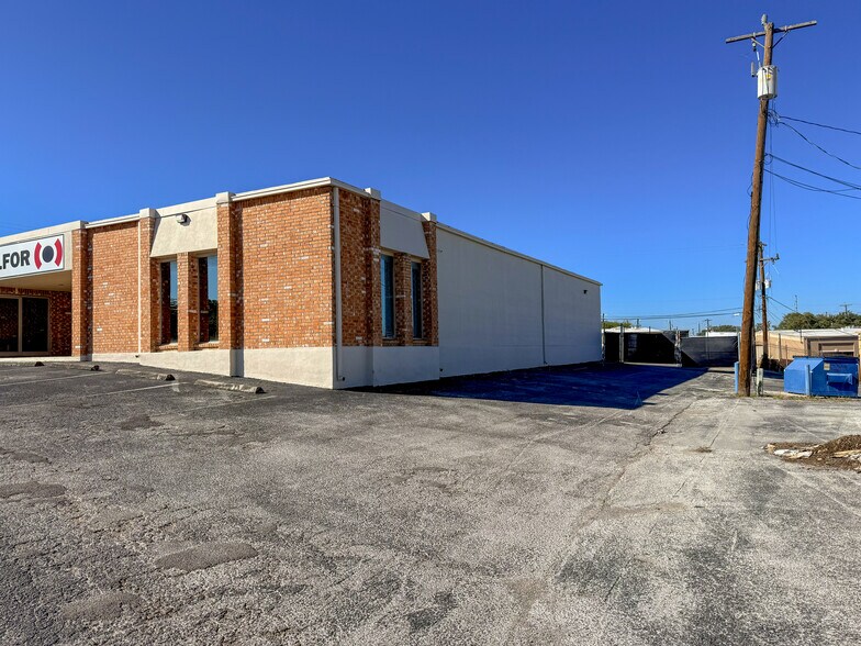 More Photos Of 12131-12137 Valliant St, San Antonio Showroom For Sale