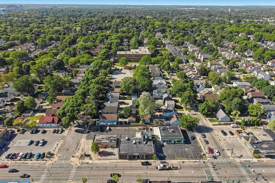 More Photos Of 6715 W North Ave, Wauwatosa Storefront For Lease