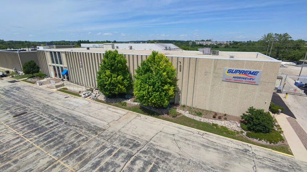 More Photos Of 1045 Hickory St, Pewaukee Warehouse For Lease