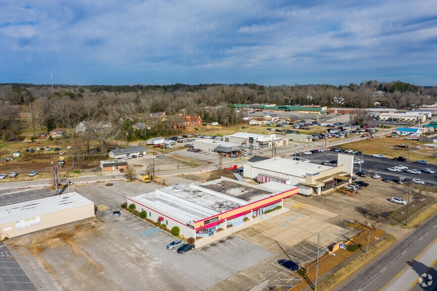 More Photos Of 421 N Gilmer Ave, Lanett General Retail For Sale