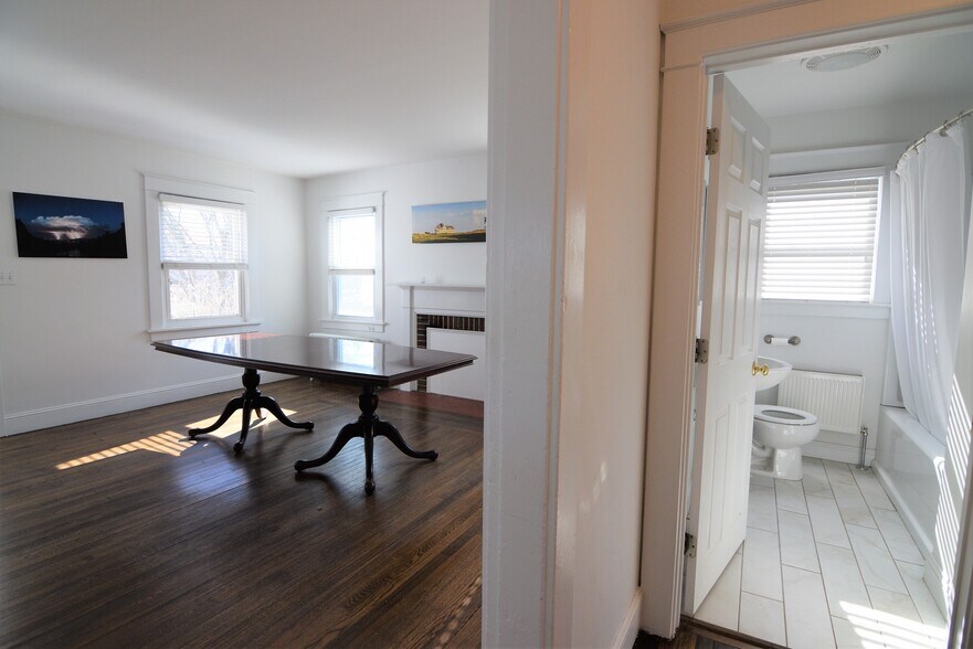 More Photos Of 460 E Main Rd, Middletown Medical For Sale