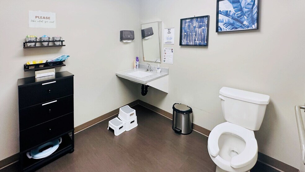 More Photos Of 601 7 St E, Drumheller Office For Sale