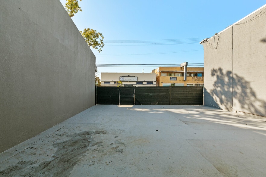 More Photos Of 5520-5522 Cahuenga Blvd, North Hollywood Freestanding For Sale