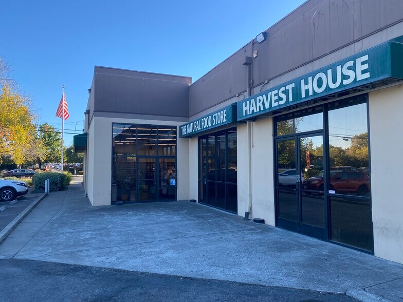 More Photos Of 2395 Monument Blvd, Concord Showroom For Lease