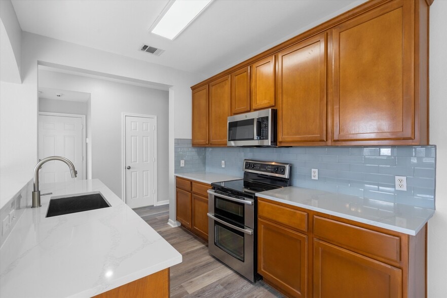 More Photos Of 113 Holmstrom St, Hutto Specialty For Sale