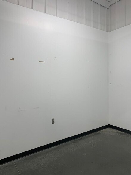 More Photos Of 308 Lignite Ave, Hensler Freestanding For Lease