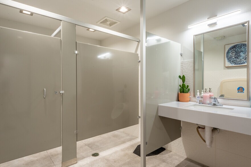 More Photos Of 229 S Las Vegas Blvd, Las Vegas Office For Sale