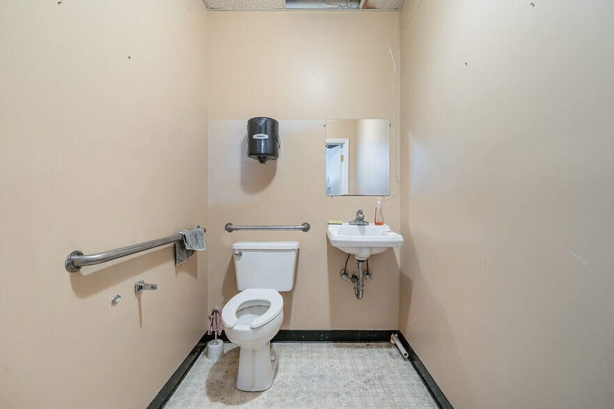 More Photos Of 1304 Starr Dr, High Point Warehouse For Sale