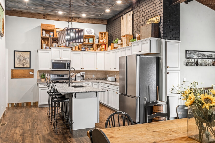 More Photos Of 120 S 3rd St, Victor Restaurant For Sale