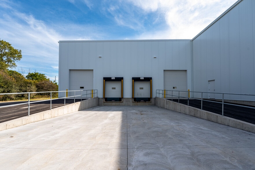 More Photos Of 155 Dennis Rd, St Thomas Distribution For Lease