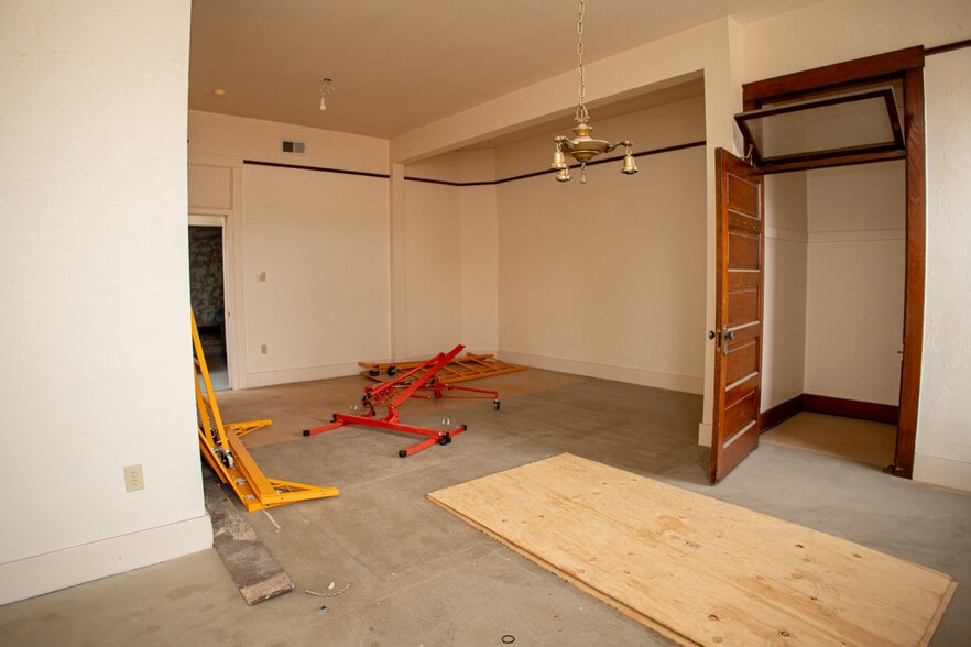 More Photos Of 301 E Park Ave, Anaconda Storefront Retail Office For Sale