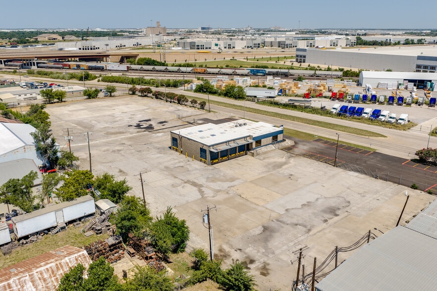 More Photos Of 2560 E Long Ave, Fort Worth Service For Lease