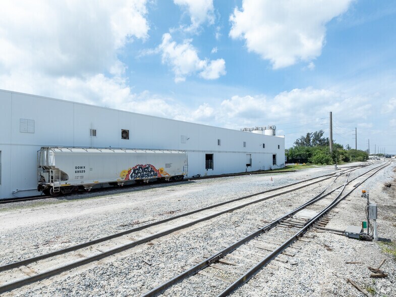More Photos Of 11825 NW 100th Rd, Medley Warehouse For Lease