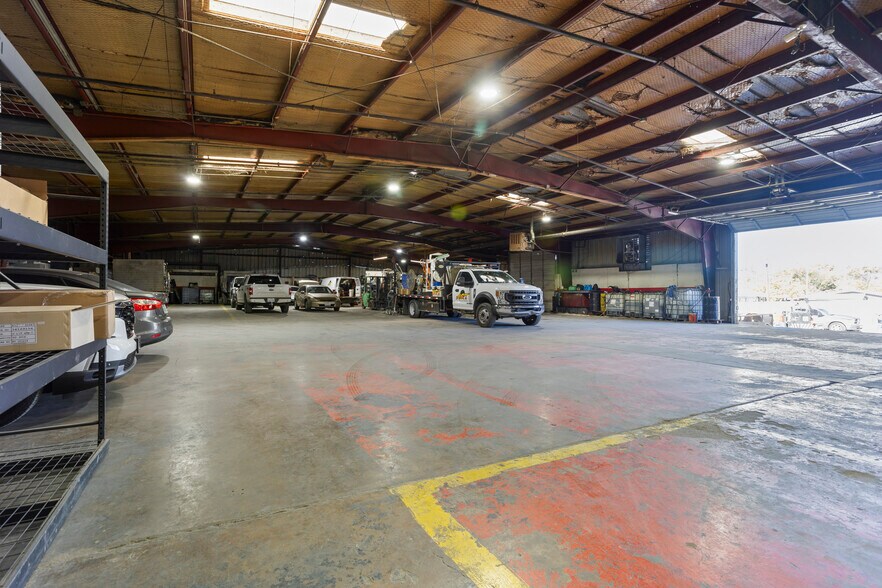More Photos Of 913 N Belt Line Rd, Irving Distribution For Sale