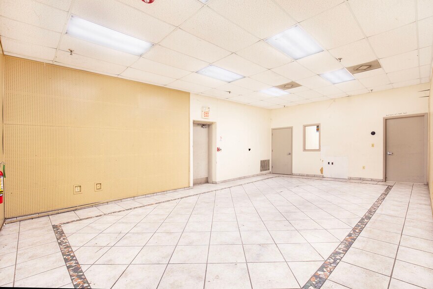 More Photos Of 2210 Commerce Point Dr, Lakeland Showroom For Lease