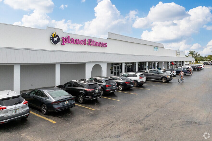 Primary Photo Of 15501 Old McGregor Blvd, Fort Myers General Retail For Lease