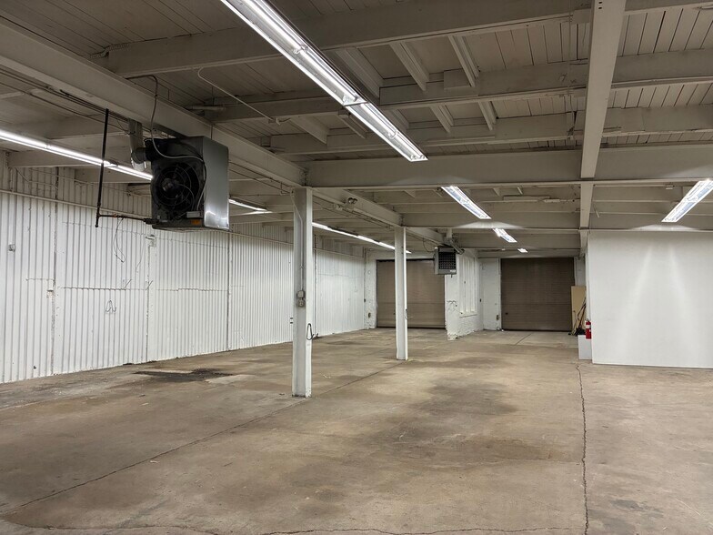 More Photos Of 2445 W 24th Pl, Chicago Warehouse For Lease