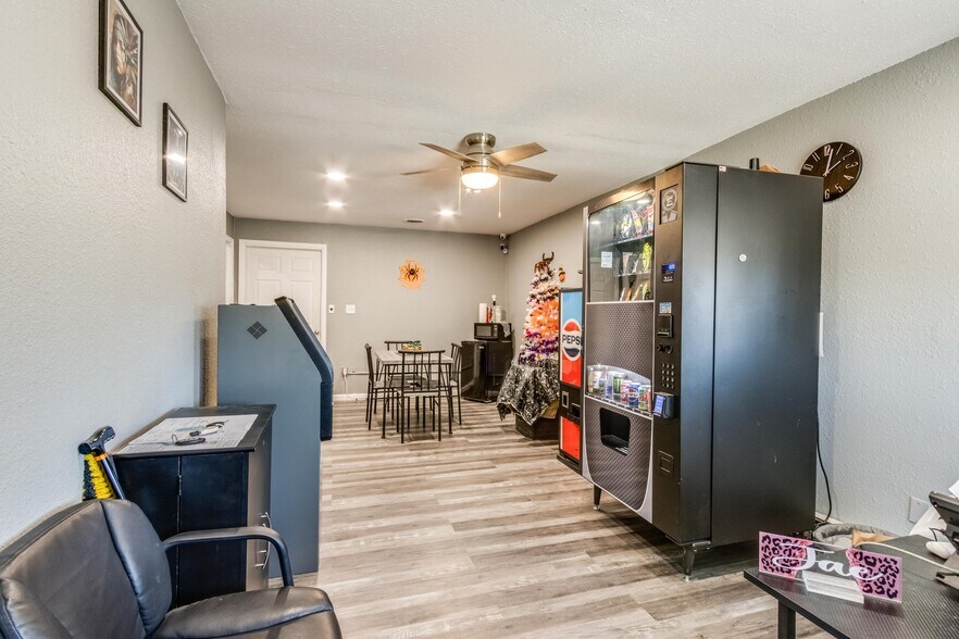 More Photos Of 1992 Aspen Cir, Pueblo Auto Repair For Sale