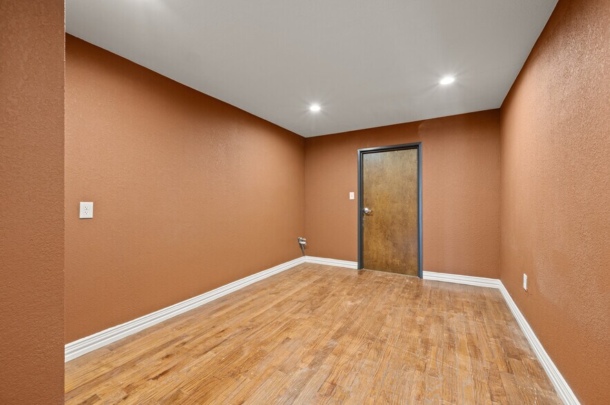 More Photos Of 7716 Davis Blvd, North Richland Hills Storefront For Lease