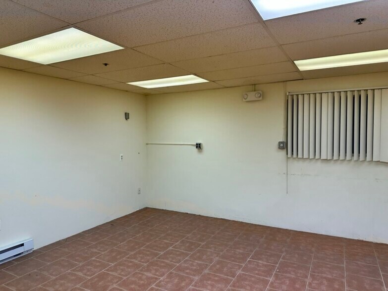 More Photos Of 76 Viaduct Rd, Stamford Warehouse For Lease