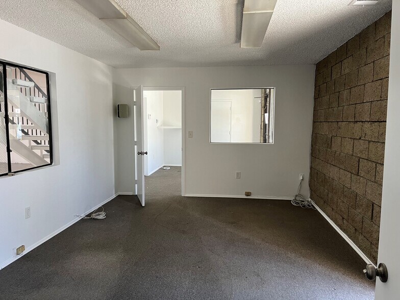 More Photos Of 817-873 W 9th St, San Jacinto Warehouse For Lease