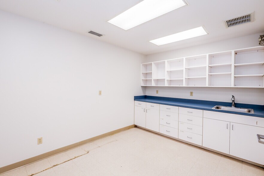 More Photos Of 1487 Belk Blvd, Oxford Office For Sale