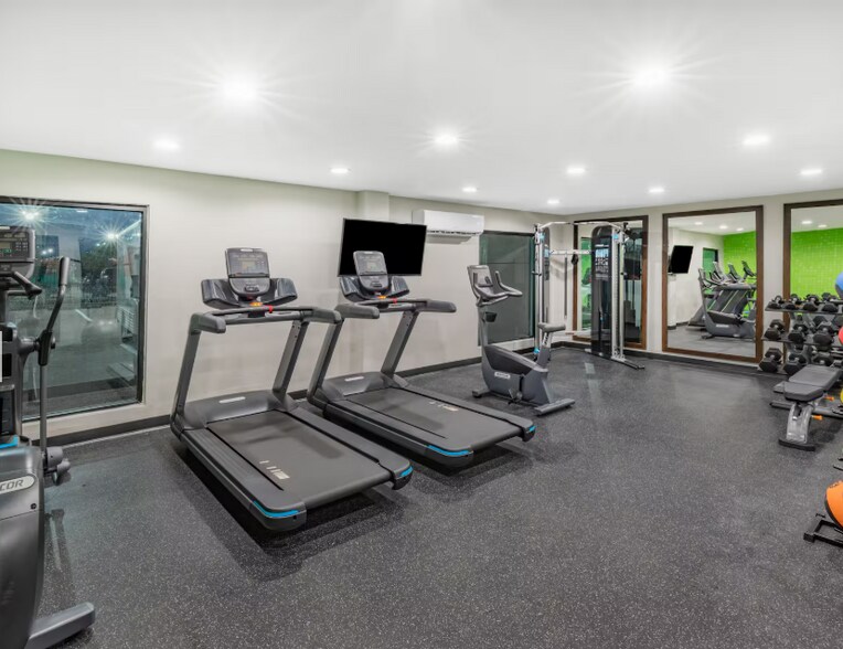 More Photos Of 6790 Southwest Fwy, Houston Hotel For Sale