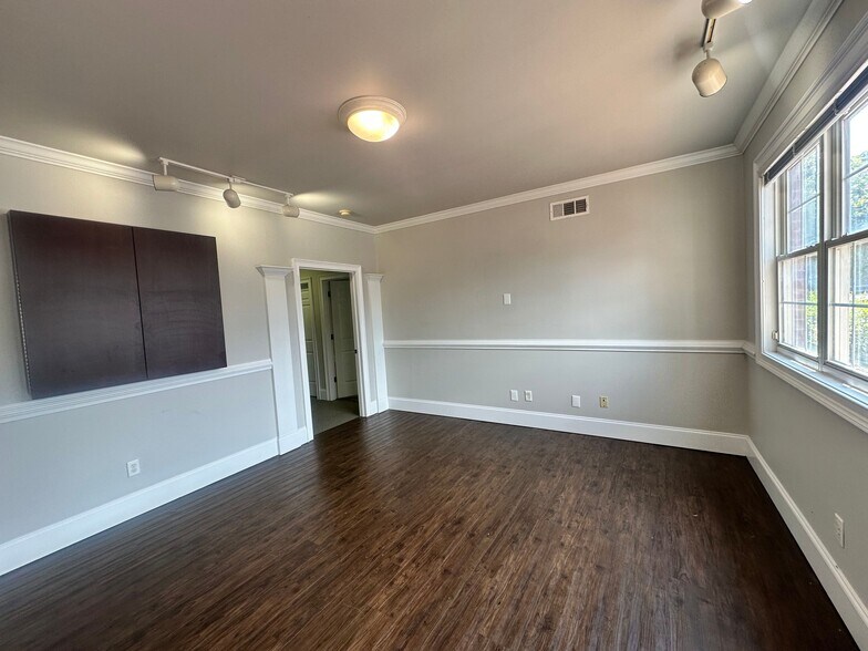 More Photos Of 327 Dahlonega St, Cumming Office For Lease