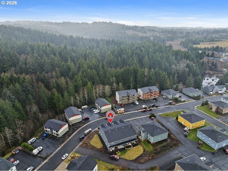 More Photos Of 1524 SE Honeysuckle Loop, Warrenton Apartments For Sale