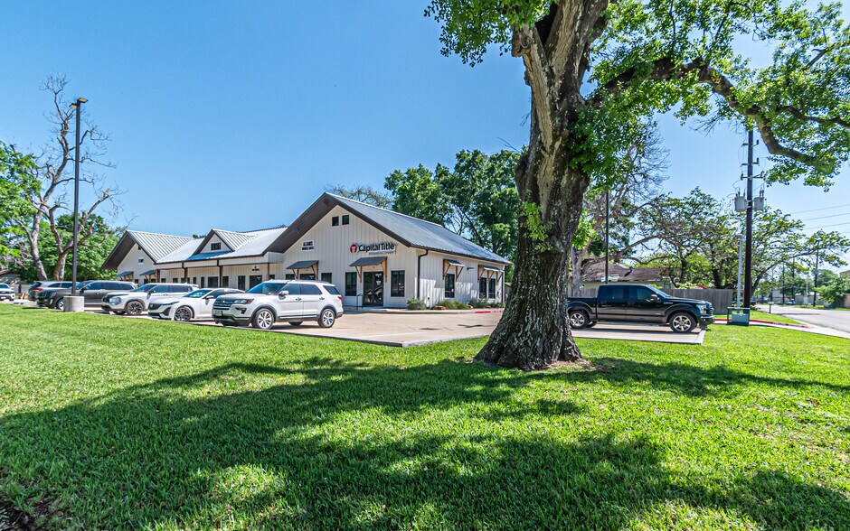 More Photos Of 1210 A St, Waller Medical For Lease