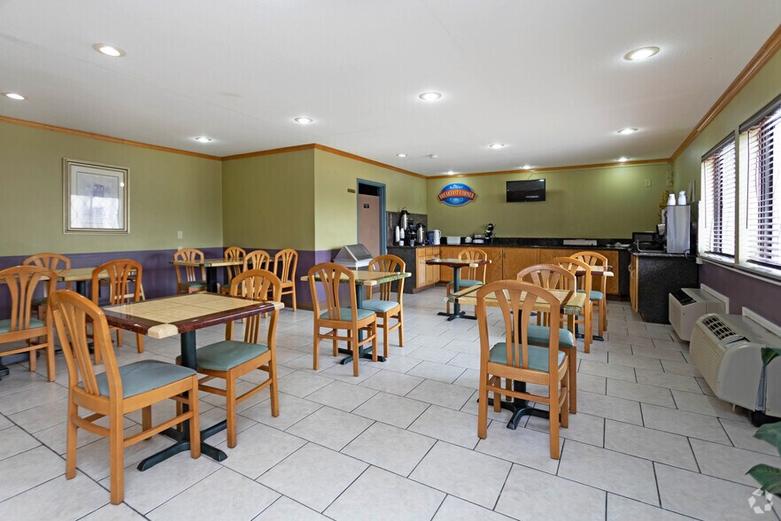 More Photos Of 5100 Hickory Point Frontage Rd, Decatur Hotel For Sale