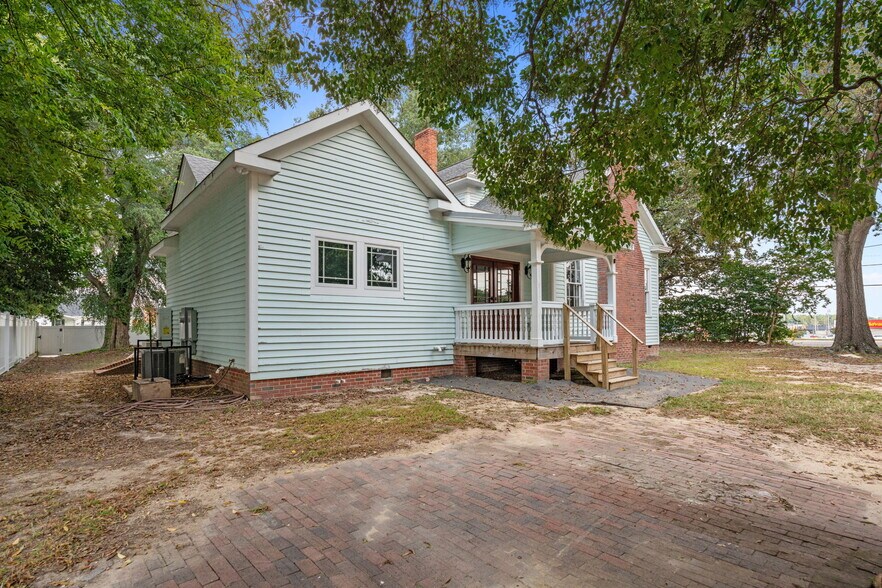 More Photos Of 202 W Main St, Sanford Office Residential For Lease