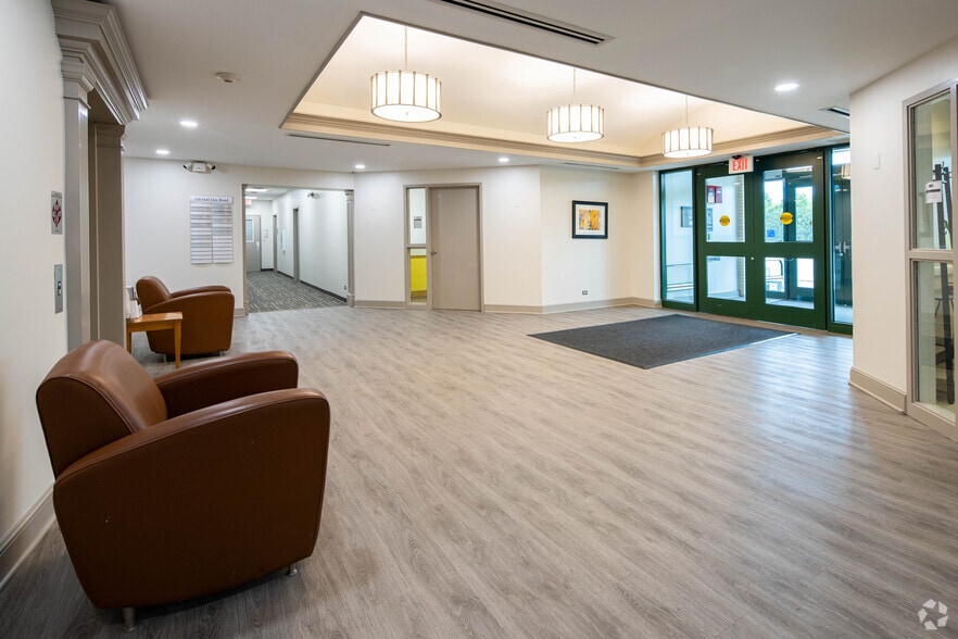 More Photos Of 150 W Half Day Rd, Buffalo Grove Medical For Lease