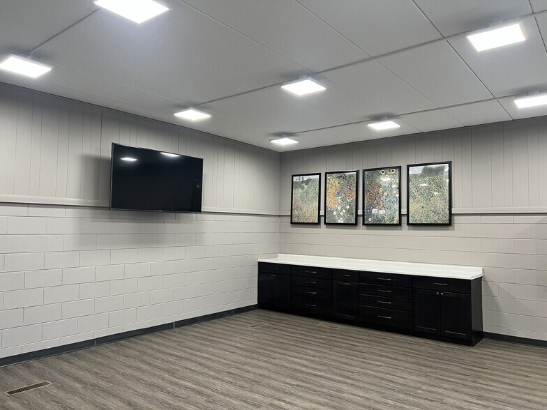 More Photos Of 103 E 3rd St, Aroma Park Office For Sale