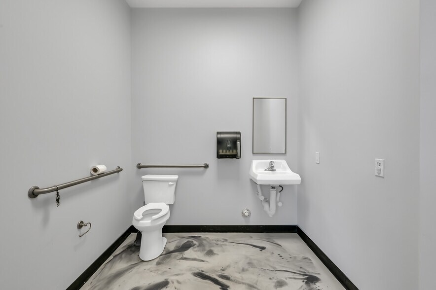 More Photos Of 1308 N Frazier St, Conroe Service For Sale