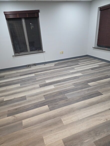 More Photos Of N91W17174 Appleton Ave, Menomonee Falls Showroom For Lease