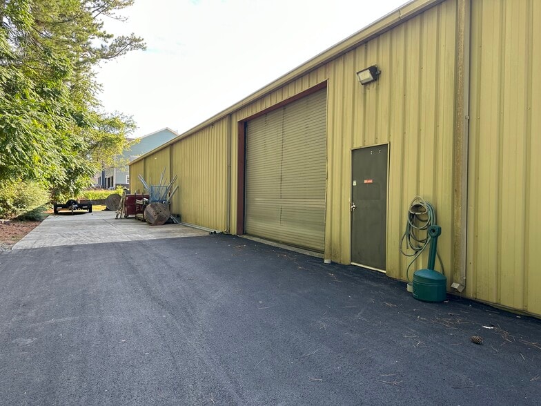 More Photos Of 724 Fairgate Rd, Marietta Light Distribution For Sale