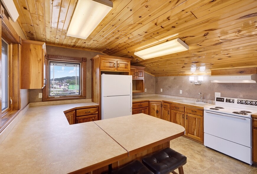 More Photos Of 1100 Mount Rushmore Rd, Custer Flex For Sale