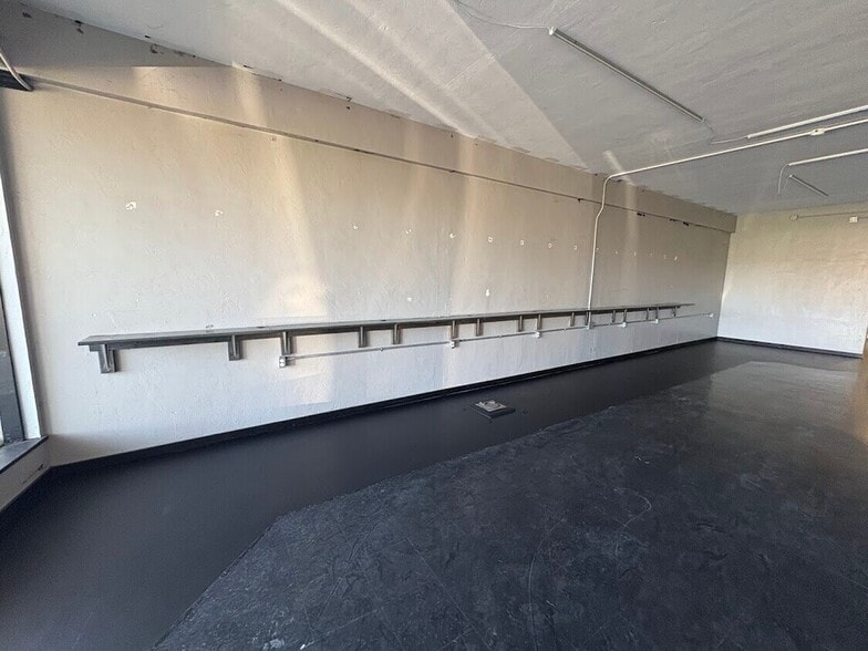 More Photos Of 270-274 E 10th St, Pittsburg Storefront For Lease