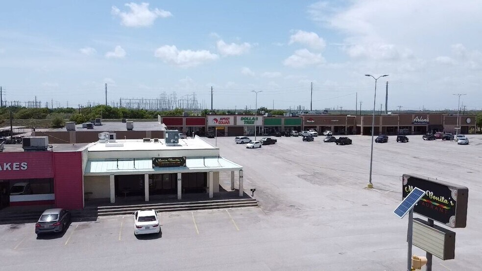More Photos Of 301-327 S Brazosport Blvd, Freeport Storefront For Lease