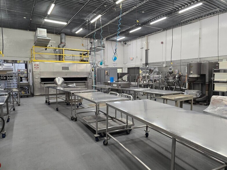 More Photos Of 4820 Washington St, Skokie Warehouse For Sale