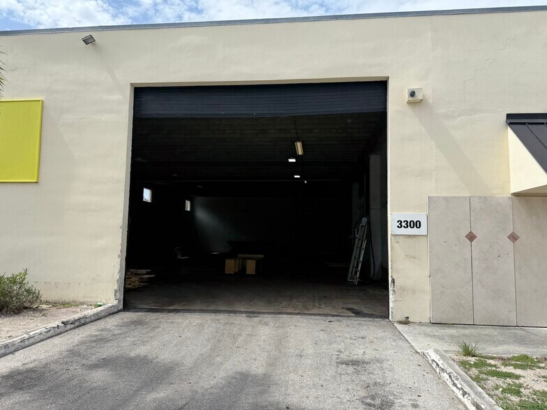 More Photos Of 3308 W 45th St, West Palm Beach Showroom For Lease