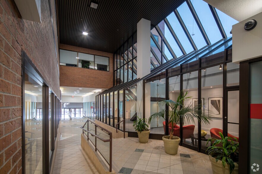 More Photos Of 277 Lakeshore Rd E, Oakville Office For Lease