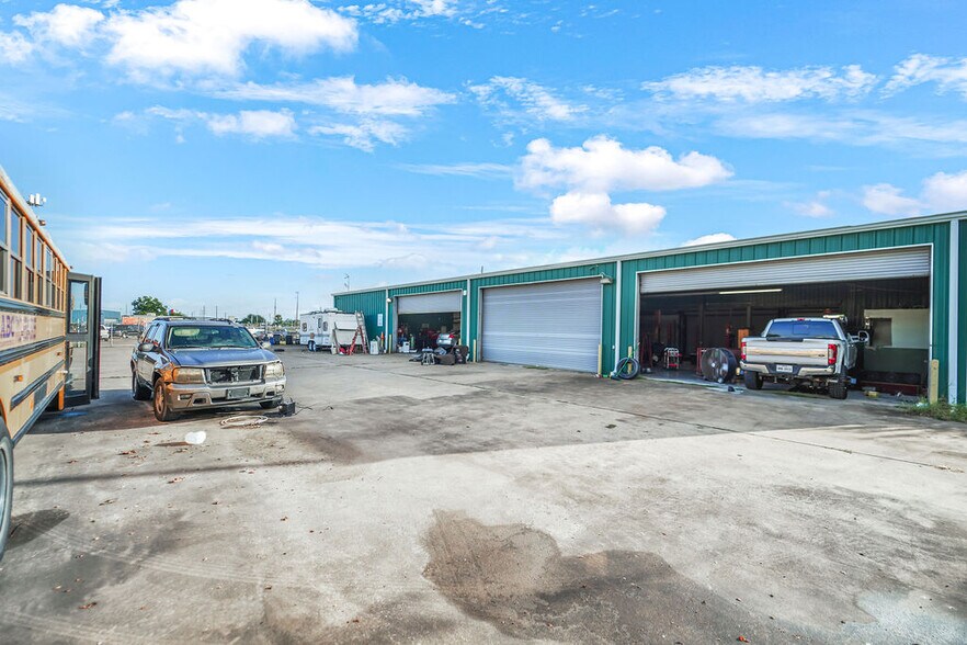 More Photos Of 502 Washington St, South Houston Warehouse For Sale