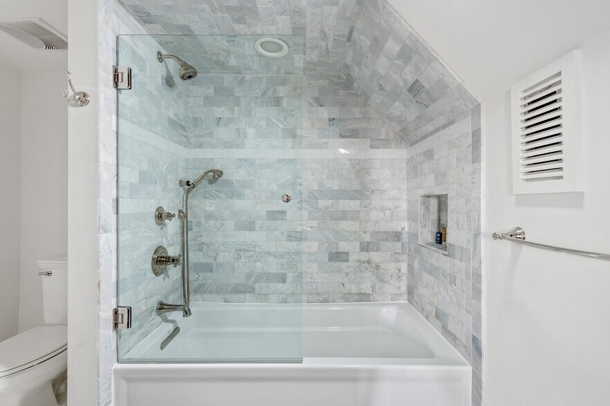 More Photos Of 21 Broad St, Charleston Storefront Retail Residential For Sale